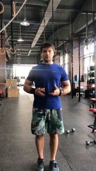 Выпад назад с поднятием бедра вверх