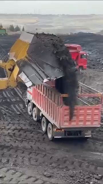Huge Caterpillar Wheel Loader Loading Trucks With One Pass !!!