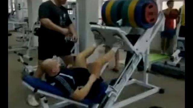 400 кг жим ногами 2 раза
