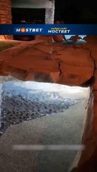 Мужчина решил проплыть под мостиком в бассейне, но он ?