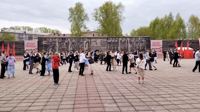 К 80-летию Великой Победы на Бульваре Героев прошла патриотическая акция «Вальс Победы»