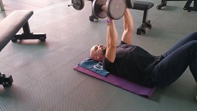 Разводки с гантелями на полу.