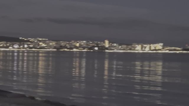 Вечерняя прогулка по берегу в Геленджике.