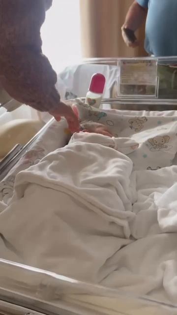 Сарик Андреасян и Лиза Моряк показали первую встречу дочки с новорожденной сестренкой #юмор #ребенок