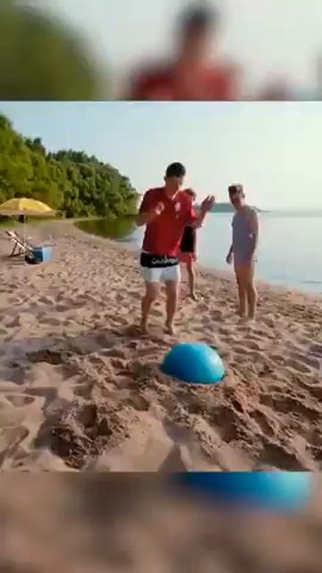 Влад А4  Прыжки на мяче