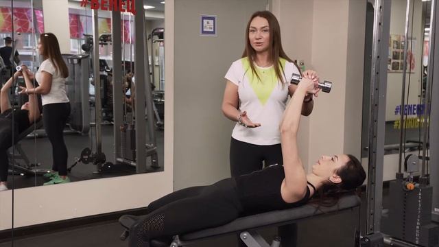 Пулловер с гантелью на скамье 30 градусов