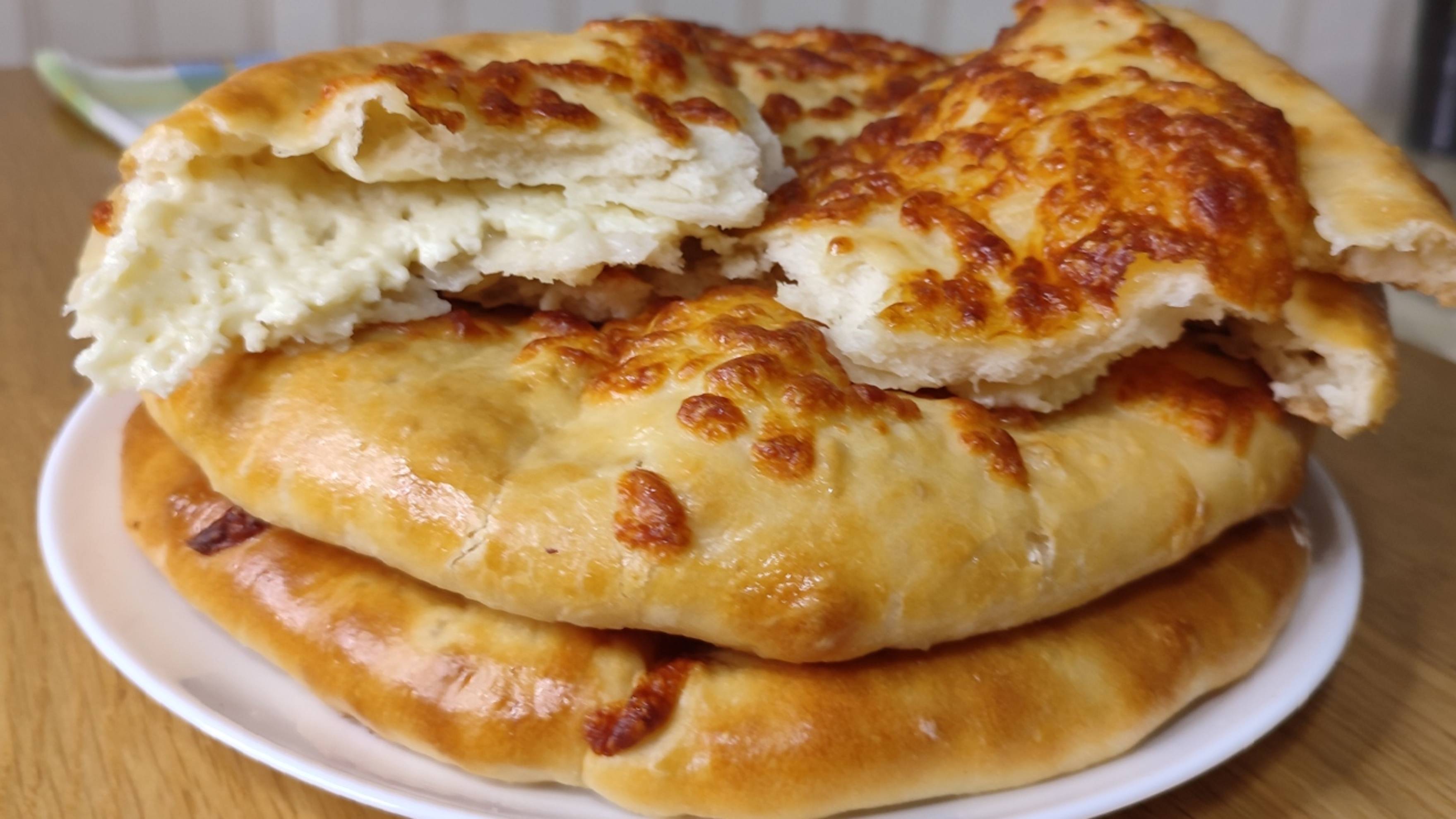 Хачапури по-имеретински, вкусные лепешки с сыром