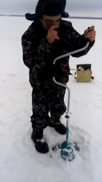 Кузьмич бухой сверлит лёд