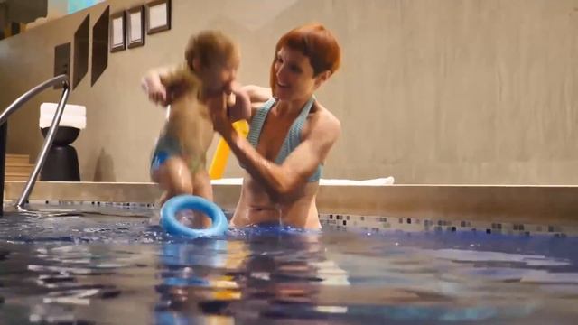Бьянка и Маша Капуки плавают в бассейне. Веселое виде
