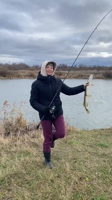 Моя первая рыба 🎣 #Рыбалка #рязань #щука # #девочкаирыб