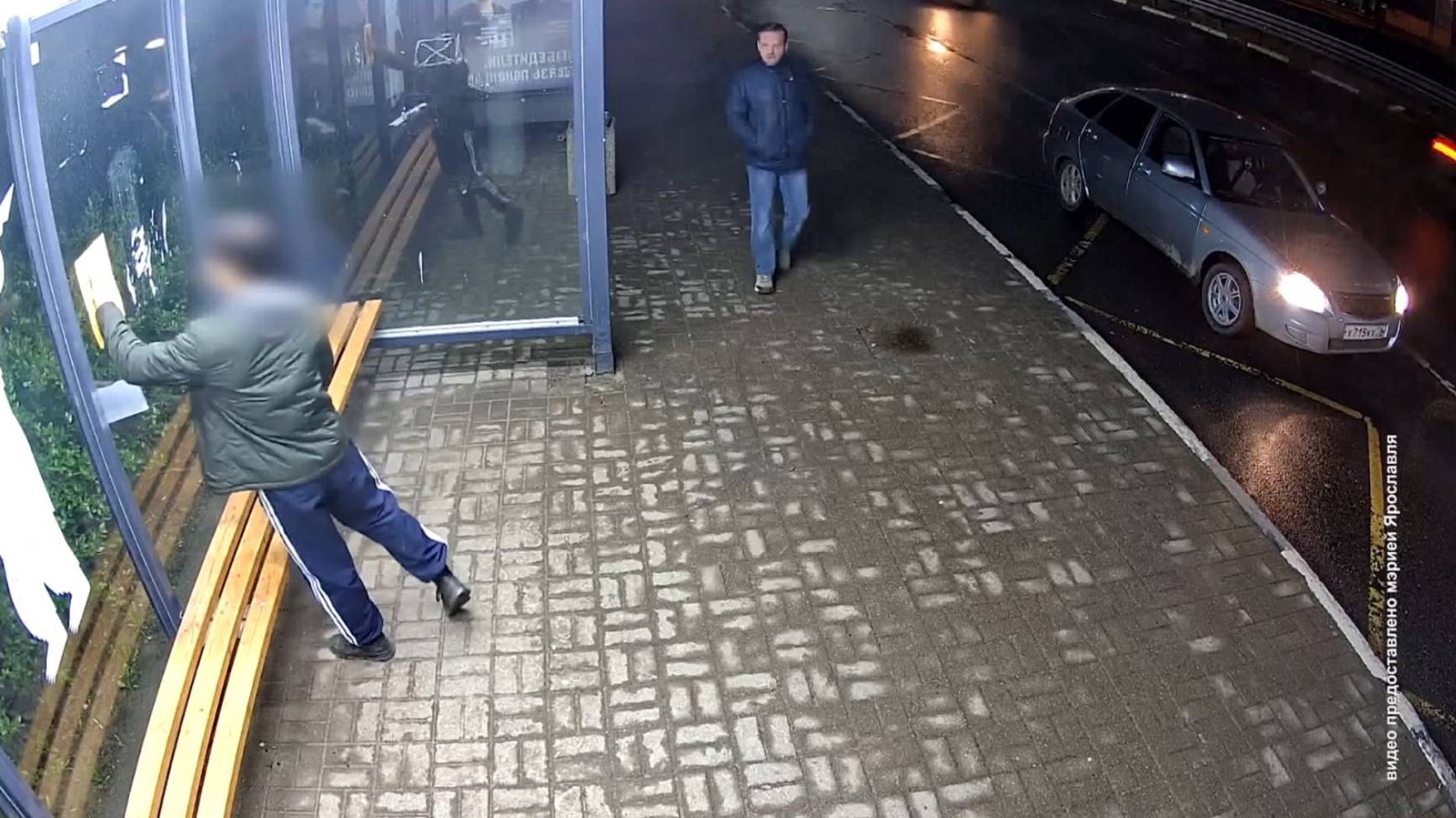 Ярославца привлекут к ответственности за порчу остановок
