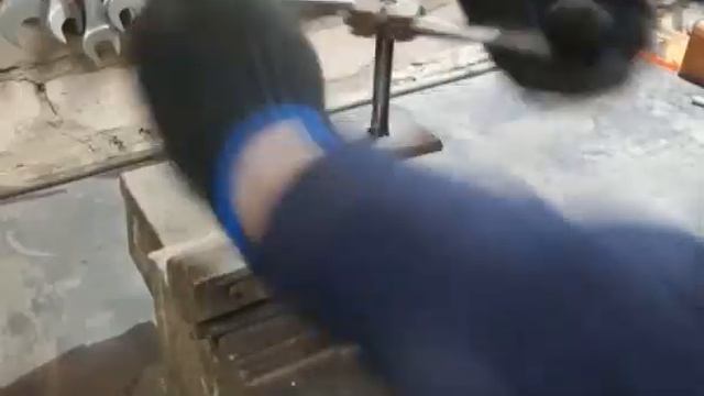 ЭЛЕМЕНТАРНАЯ И ОЧЕНЬ ПОЛЕЗНАЯ САМОДЕЛКА ИЗ КУСКА МЕТАЛЛА.