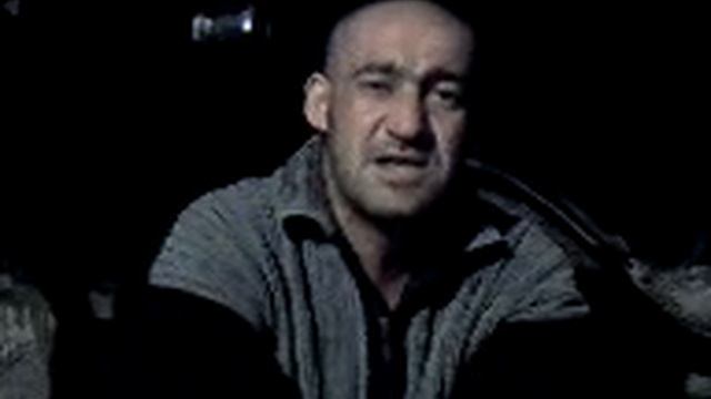 Прикольно поет :D