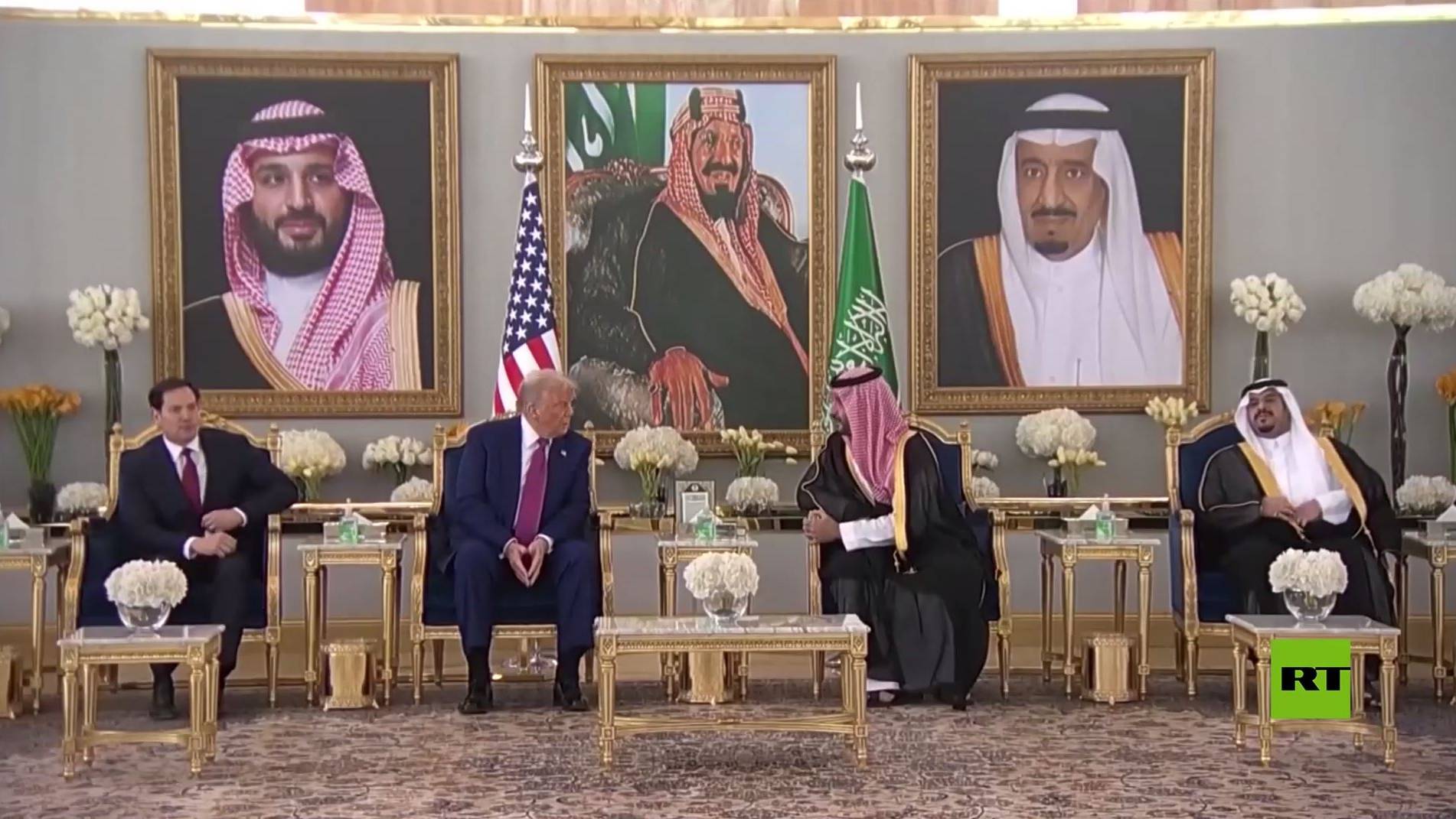 محمد بن سلمان يرحب بترامب في الصالة الملكية بمطار الملك خالد الدولي في الرياض