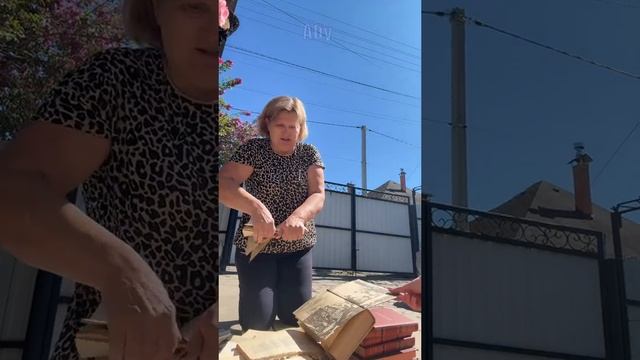 У Хохлушки поехала крыша! Шизофрения на лицо! Как беспалевно скачет с русского на сурджик))