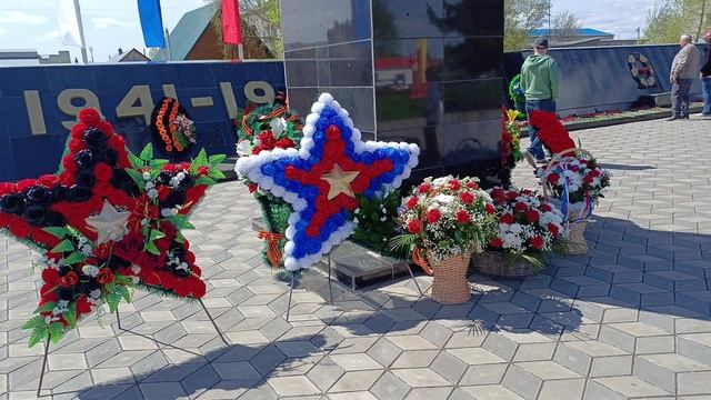 Статуя Родина - Мать. Вечный огонь в г. Асино. День рождения Данилы в день Победы.