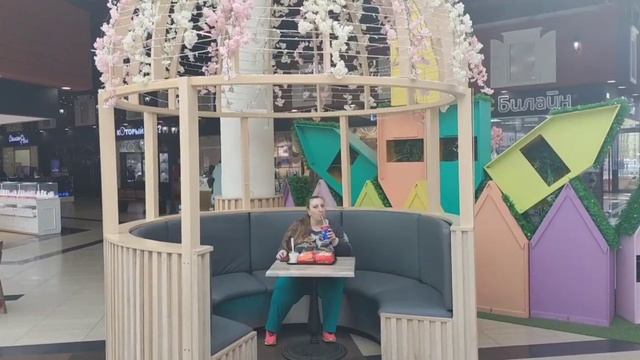 Новый сквер с необычными цветущими деревьями и лежаками
