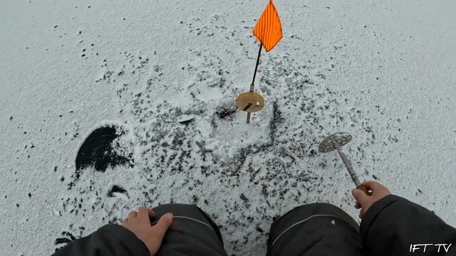 Зимняя рыбалка. Отложили в сторону безмотыльные снаст