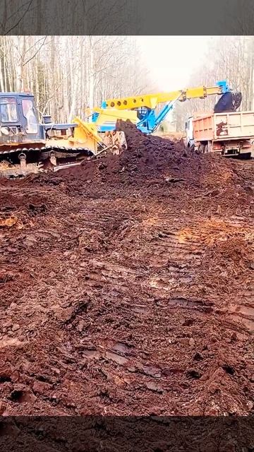 Погрузка торфа в автотранспорт МАЗ. Самосвал