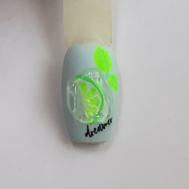 лайм на ногтях