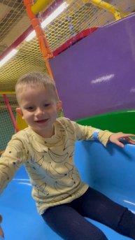 Володя катится с большой горки в Family Park , ТЦ «Юбилейный», г. Хабаровск. Володе 3,9 года