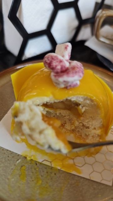 ЛЮБИМОЕ пирожное ШОПЕНА в кафе Miodowa в Варшаве, Польша #шаги #food #travel #еда #shorts #poland