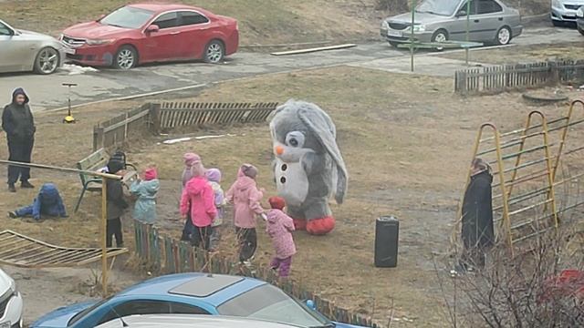 Разноцветная танцев мозаика, развлекает всех милый зайка #танцы