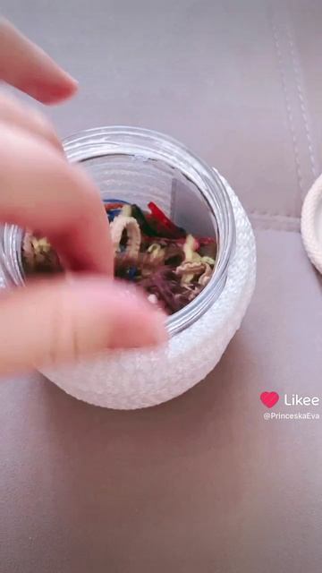 Стеклянная банка и бельевой шнур