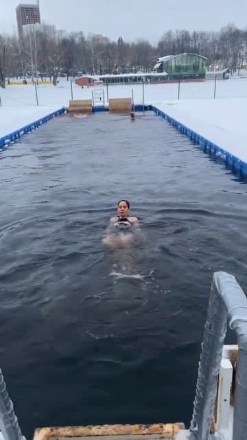 Мечта - научиться плавать как мужик на заднем плане😅