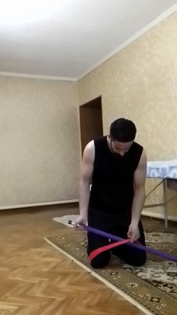 Упражнение для рук без гантелей в домашних условиях #б