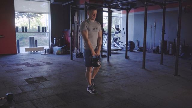Румынская тяга с гирей сплит позиция/ Split stance KB RDL