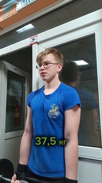 Поднятие штанги на бицепс