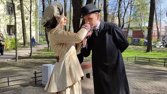 Назад в будущее!
Нам 100 лет. И мы путешествуем во времени