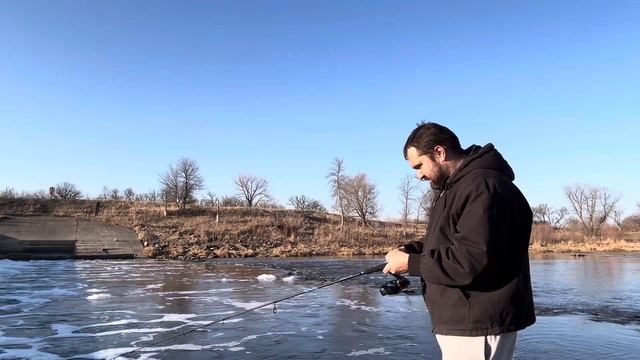 Пытаемся поймать щуку и судака на дамбе.  #fishing