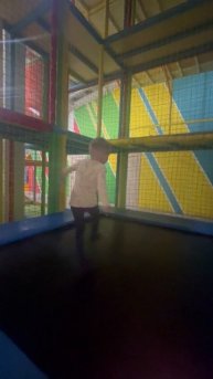 Володя прыгает на батуте в Family Park , ТЦ «Юбилейный», г. Хабаровск. Володе 3,9 лет