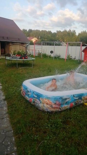 Как мы прыгаем в бассейн 3