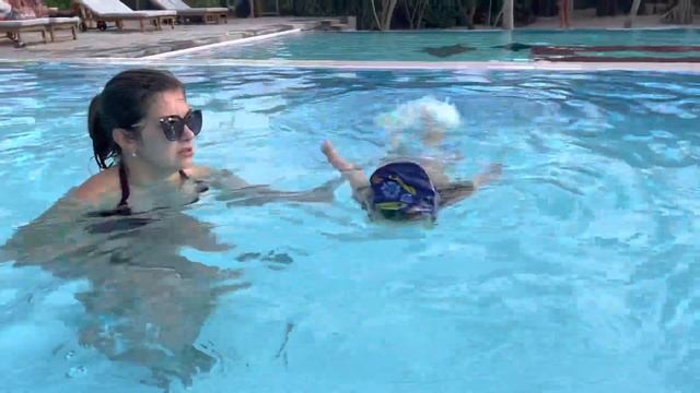 Купание в бассейне