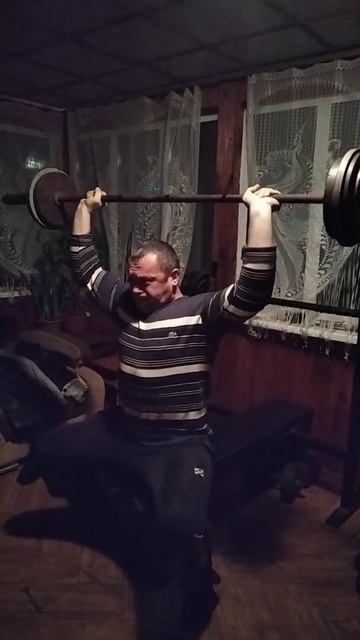 Жим штанги из-за головы сидя.79 кг.
