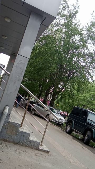 тачки на газоне