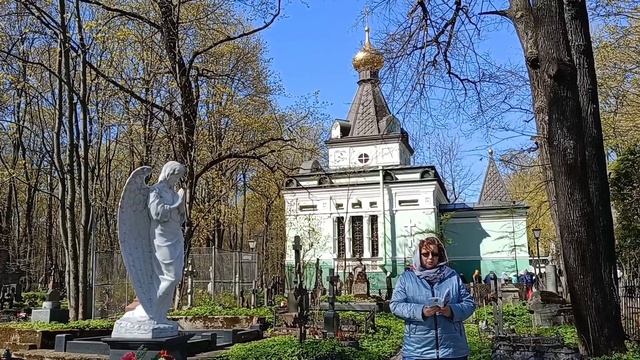 У ЧАСОВНИ БЛАЖЕННОЙ КСЕНИИ НА СМОЛЕНСКОМ КЛАДБИЩЕ