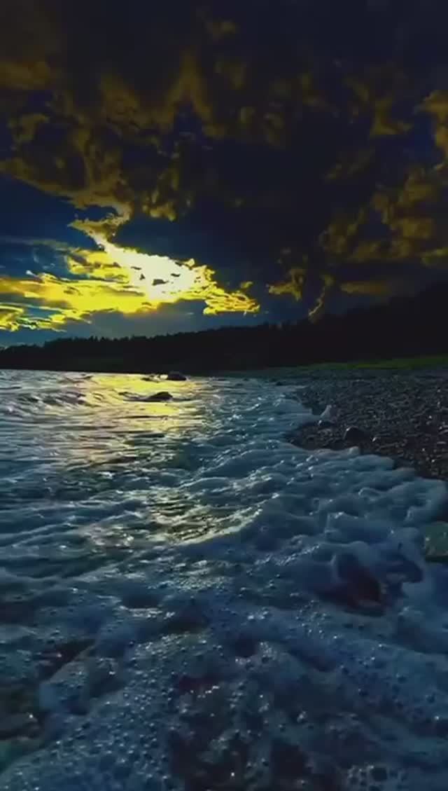 Сами в старость себя загоняем