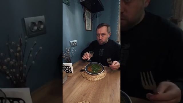 Все правильно - сначала встреть, накорми, напои, а потом уж и мозг можно пополоскать😂
