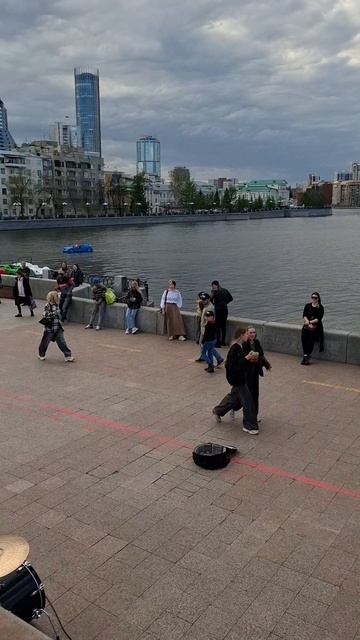 Набережная Исети оттаяла после зимы #Екатеринбург #центргорода #уличныемузыканты #плотинка
