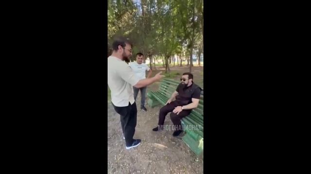 ударил исподтишка какого-то дагестанского танцора !!!