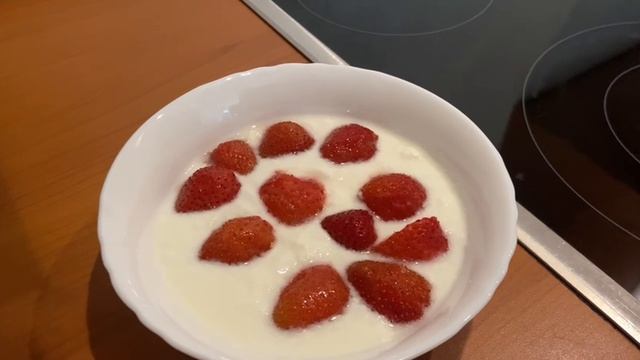 Клубника и йогурт на обед