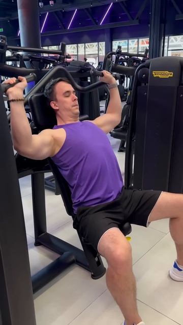 Жим на плечо сидя в тренажере🔥 #2025 #спорт #sports #motivation