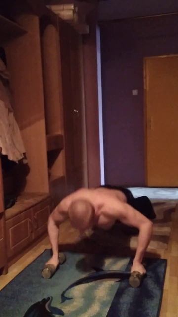 Комплексные отжимания с 5 кг. гантелями.