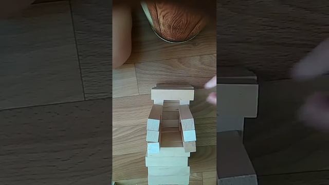 Машинка из маленьких брусков дерева
