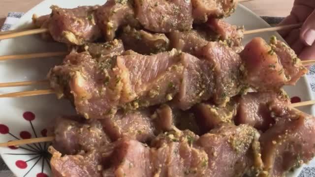 Шашлык из свинины ! Без возни и заморочек ! Шашлык в духовке на шпажках.