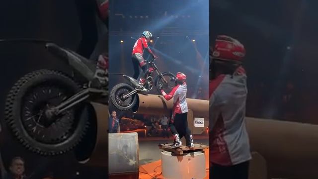 Hugo Dufrese en action #moto #motorsport #trial #bike #motorcycle #xtrial #trialindoor